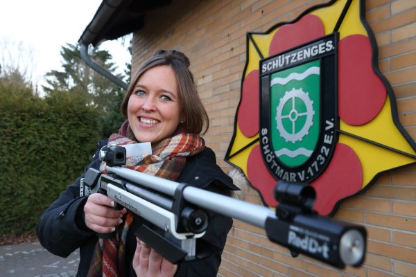 Die neue Jugendwartin der Schötmaraner Schützen, Janina Balk, vor dem Schützenhaus in Schötmar. Dort finden die regelmäßigen Treffen der Jugendlichen statt. In der Hand hält Janina Balk das Gewehr der neuen „Red-Dot"-Anlage. - © Alexandra Schaller