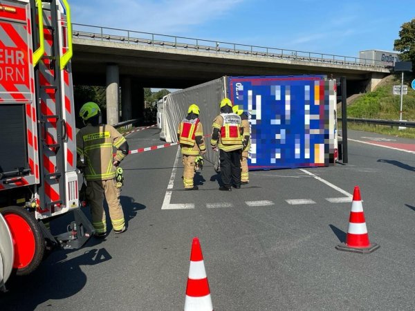 Der Lkw liegt auf der gesperrten Fahrbahn. - © Ralph Meyer