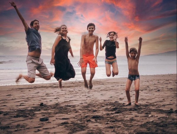 „Ganz aus dem Häuschen" ist das Motto der besonderen Reise von Familie Kühnen. Am Uvita Strand in Costa Rica springen Joachim (51), Alexandra (46), Emil (14) Lieselotte (11) und Fred (9, v.l.) einfach mal vor Freude in die Luft. - © Kühnen