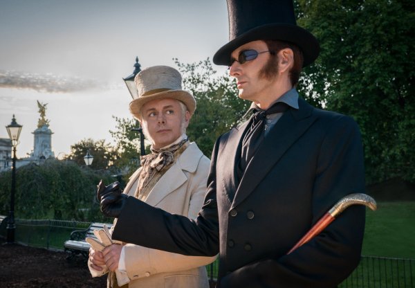 Ein Engel (Michael Sheen, links) und ein Dämon (David Tennant) überwinden ihre naturgegebene Feindschaften. Denn sie verfolgen das gleiche Ziel - das darf nur keiner wissen. - © Chris Raphael/Amazon