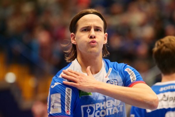 „Puuuh“. Bjarki Mar Elisson pustet nach seinem 15. Treffer durch und putzt sich symbolisch die Schultern sauber. Foto: Jörg Hagemann - © Jörg Hagemann