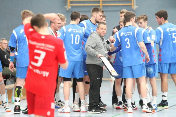 Mitten drin statt nur dabei: Lemgos Jugendkoordinator Christian Plesser (mit Tafel) freut sich über die Anerkennung durch das Nachwuchszertifikat.  - © Dietmar Welle
