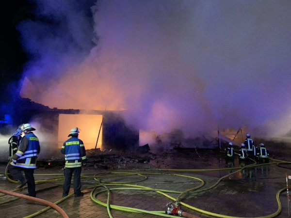 Zwei Großbrände haben die Feuerwehr am späten Samstagabend in Atem gehalten. - © Freitag TV
