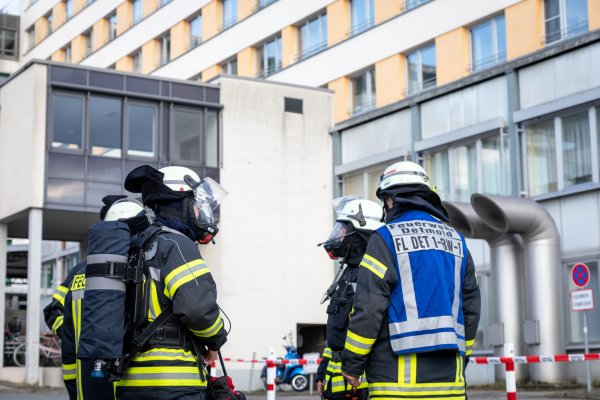 Vorbereitet: Um dem ABC-Alarm im Klinikum auf den Grund zu gehen, rückt die Detmolder Feuerwehr mit Atemschutz an. - © Torben Gocke