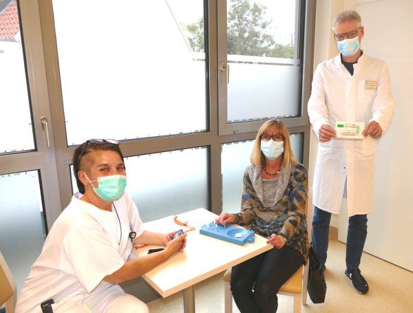 Nicole Rüssel (MS-Fachkraft, v. l.), Patientin Martina Brauner und Thomas Postert (Chefarzt der Klinik für Neurologie) freuen sich über das neue Medikament. - © St.-Vincenz-Krankenhaus