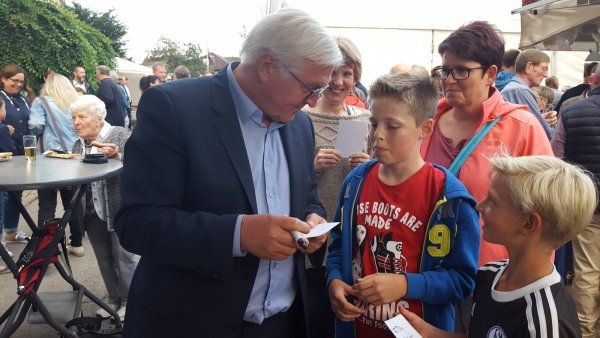 „Für Jan Ole – beste Wünsche – Dein Frank" – Bundespräsident Frank-Walter Steinmeier gibt sich volksnah in seiner Heimat, wie hier in Brakelsiek im September 2017. - © Silke Buhrmester