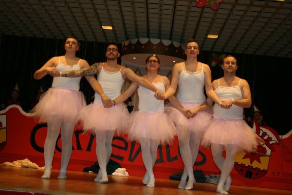 Das Männerballett ist in jedem Jahr der Renner im Alverdisser Karneval. - © Sylvia Frevert