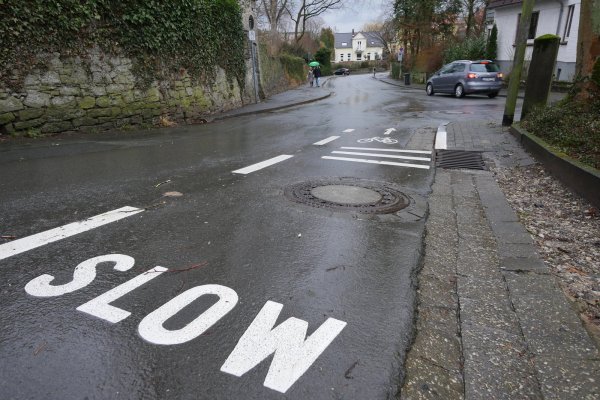 Der Papenbergweg ist seit einige Zeit für Radfahrer entgegen der Einbahnstraße befahrbar. Um das für Autofahrer deutlich zu machen, hat die Stadt bergab einen Radfahrstreifen markiert. Ende März soll Bilanz über den Verkehrsversuch gezogen werden. - © Jost Wolf