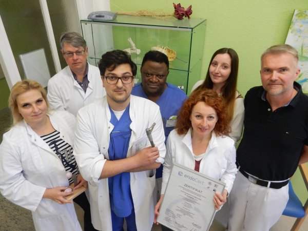 Arbeiten im Team: (von links) Dr. Tanja Kostuj, Dr. Wolfgang Roessler, Dr. Saman Ghaemi-Tehrani, Dr. Emanuelle David, Barbara Kuhn, Sina Wittland und Dr. Hinrich Muhle. - © Astrid Sewing
