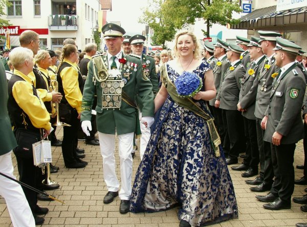 Schreiten das Spalier ab: Das Königspaar „Der Brakeberger" Burkhard I. Dreier und „Die Bedachte" Kathrin I. Klemme. - © Wulf Daneyko