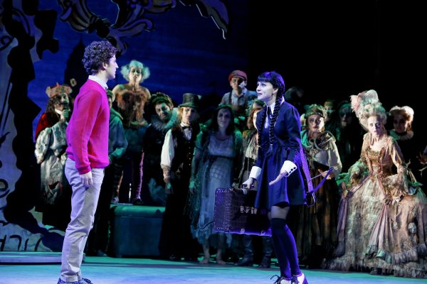 Lucas Beineke (Nando Zickgraf) und Wednesday Addams (Patrizia Unger) kämpfen für ihre Liebe. - © Landestheater Detmold/Birgit Hupfeld