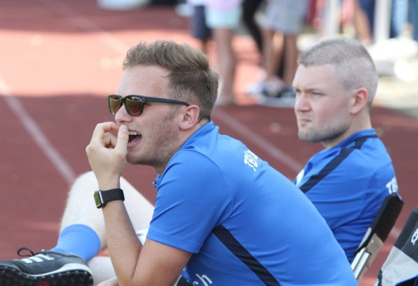 Neues Bild: Matthias Wölk, hier neben "Co" Matthias Olfen, trägt nun ein blaues TBV-Shirt. - © Sebastian Lucas
