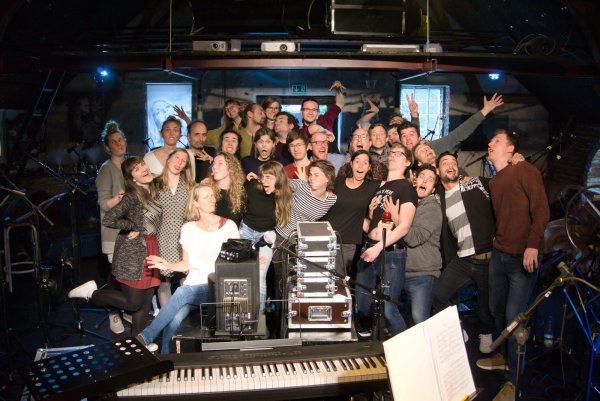 Der etwa 30-köpfige Pop-Up-Chor der Hochschule für Musik Detmold hat viel Spaß bei den Aufnahmen für das vierte Album im Red-Horn-District. - © Sara-Florentine Milcent