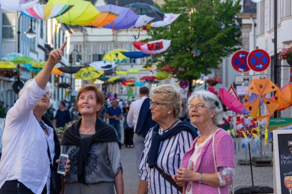 Farbenfroh: (von links) Erika Kohls, Erika Förster, Ulla Fricke und Julia Wagner sind von der bunten Horner Innenstadt begeistert. - © Raphael Bartling