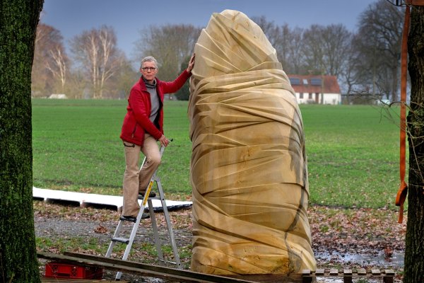 Die Künstlerin Marion Plaßmann mit ihrer Sandsteinskulptur. - © Andreas Frücht