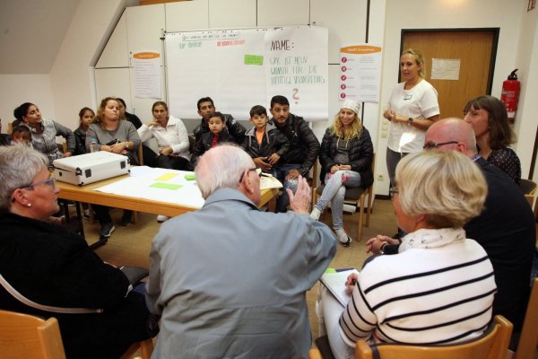 Kennenlernen in kleinen Gruppen: Nach dem Auftakt im großen Saal der Burgscheune zogen sich die Teilnehmer – nach Straßenzügen zusammengefasst – zu Workshops zurück, um Wünsche an ihre Stadt und Straße zu formulieren. Unser Bild zeigt die „grüne" Innenstadtring-Gruppe, die von Jessica Keitel vom kommunalen Integrationszentrum moderiert wird. - © Bernhard Preuss