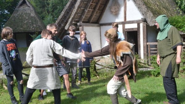 Begegnung: Im neuen Land machen die Wikinger andere Erfahrungen als zu Hause. Das spielen die Teilnehmer mit Kai Vogelsang (3.v.r.) und Dennis Lange (r.) nach und kommen sich dafür kurz für das Foto näher. - © Sibylle Kemna