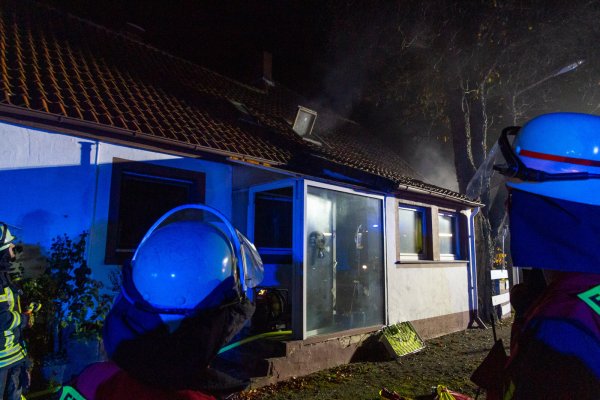 Bei einem Brand in Porta Westfalica ist eine Person verstorben. - © Feuerwehr Porta/Michael Horst