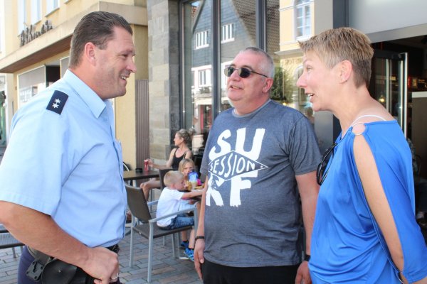 Sucht den direkten Kontakt zu den Bürgern: (von links) Der Bezirksdienstbeamte Jörg Thäsler im Gespräch mit Jörn Glaser und Melanie Danger. - © Sandra Castrup