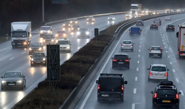 Bei einem schweren Unfall auf der A2 in Hannover sind sieben Menschen an Heiligabend verletzt worden. - © picture alliance/dpa (Symbolbild)