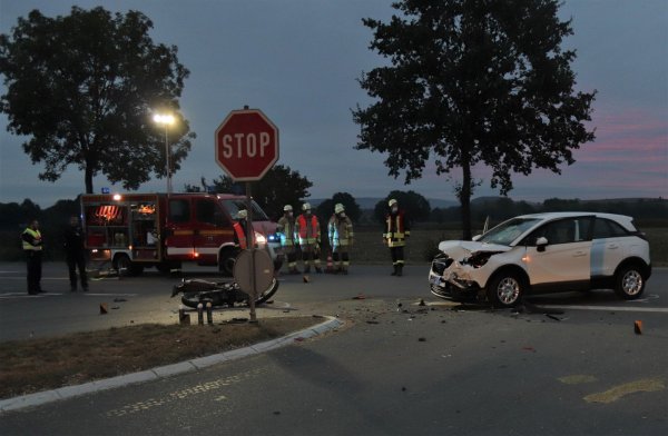 Bei Steinheim-Bergheim sind ein Leichtkraftrad und ein SUV zusammengestoßen. - © Polizei Höxter