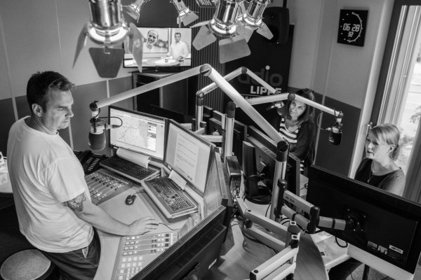 On Air: Die Frühmoderatoren Tim Schmutzler, Mara Wedertz und Jana Schwalbe sind um kurz vor halb sieben auf Sendung. - © Jan Felix Krogemeier