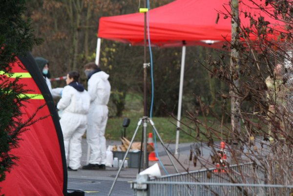Über mehrere Stunden haben die Ermittler der Polizei am Freitag den Fundort der Leiche in Delbrück untersucht. - © Regina Brucksch