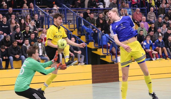 Hoch das Bein: Kalldorfs Alex Metzlaf (gelbes Trikot) erwischt das Leder vor dem Sonneborner Keeper Henrick Westpahl. Rechts streckt sich Sonneborns Fabio Husmann nach dem Leder. - © Paul Cohen