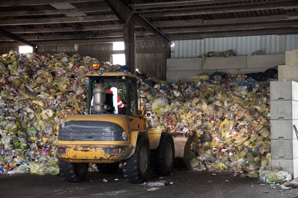 Zwischenlager: In Dörentrupp werden die gelben Säcke aus Lippe nur gesammelt und dann per Sattelschlepper zur zentralen Sortieranlage weitertransportiert. Hier liefert ein Mini-Müllfahrzeug, das auch schwer zugängliche Straßen anfahren kann, eine Ladung an. - © Bernhard Preuss