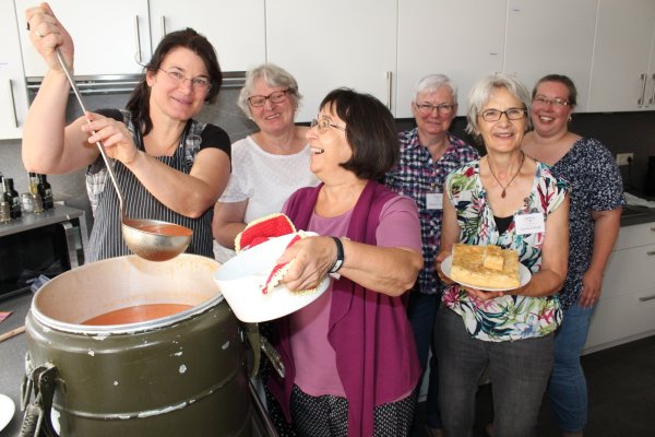 Mit Freude bei der Sache: Nellie Born, Rita Kröker, Margret Schäfer, Susanne Totzek, Gunhild Kroll und Annika Fideleo (von links) gehören zum Helferteam. - © Sandra Castrup