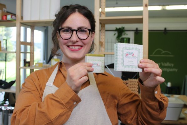 Seifenmacherin Lena-Lynn Naraschkéwitz mit dem Produkte aus ihrer Manufaktur. - © LGS