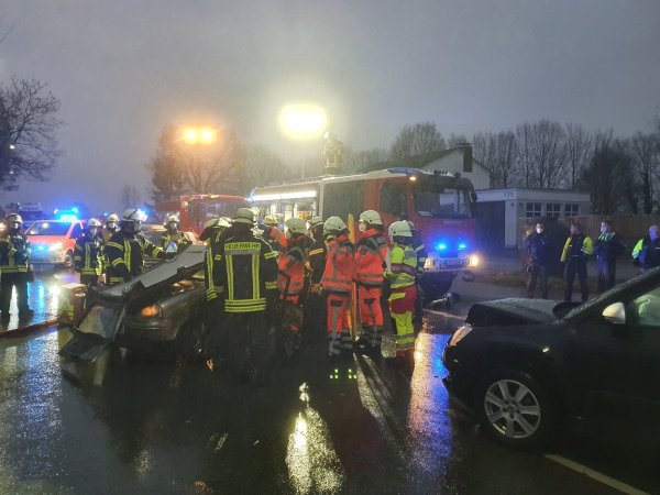Für eine patientenorientierte Rettung musste das Dach des Seat abgetrennt werden. Der Verletzte wurde dann mit einem Spineboard aus dem Fahrzeug gehoben. - © Feuerwehr Lemgo