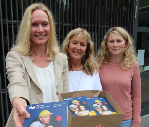 Frisch ausgepackt: (von links) VHS-Direktorin Ute Reichert, Claudia Tunsch und Katerine Lammert können jetzt das druckfrische, mehr als 220 Seiten starke VHS-Programm unters Volk bringen. - © Dieter Asbrock