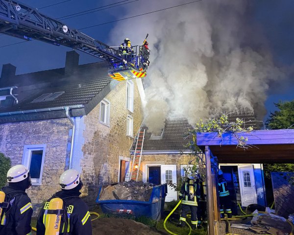 Die Wohnung in der Hardenbergstraße stand in Vollbrand. - © Oliver Böttcher/Feuerwehr Detmold
