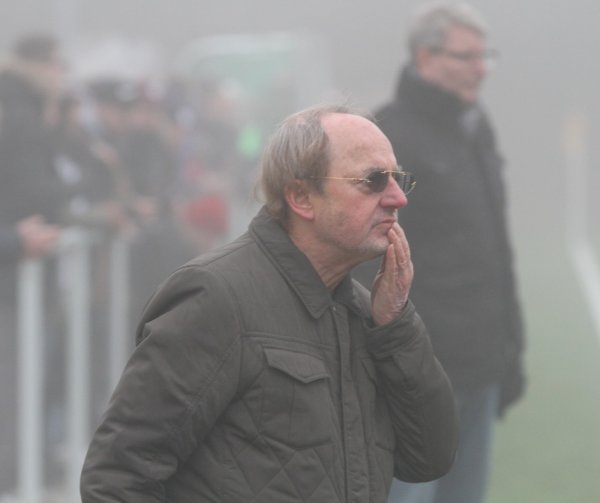 Nebel in Brake: Für Berater Rolf-Rüdiger "Docci" Rottmann und Trainer Andreas Ridder (im Hintergrund) sind die Aussichten mies. - © Sebastian Lucas