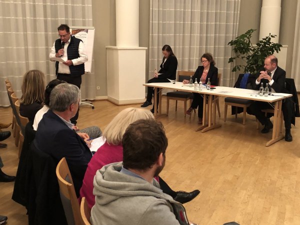 Kurdirektor Stefan Krieger (links) trägt im Kurhaus seine Bedenken gegen die Entwicklung eines urbanen Gebiets an der Parkstraße vor. Die Stadtentwicklerinnen Ulrike Niebuhr und Regina Walter sowie der Technische Beigeordnete Bernd Zimmermann (von links) hören zu. - © Sven Kienscherf