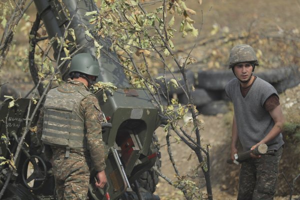 Armenische Soldaten feuern an der Front eine Artilleriewaffe ab. Im blutigen Konflikt um die Südkaukasusregion Berg-Karabach steigt ungeachtet des Ringens um eine Waffenruhe die Zahl der Toten massiv. - © Sipan Gyulumyan/Armenian Defense Ministry Press office/PAN Photo/AP/dpa