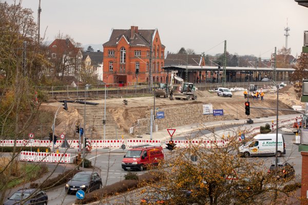 Es geht voran: Nachdem die Gabionenwand fertiggestellt worden ist, läuft nun der Bau der Treppe von der Paulinenstraße hoch zum Bahndamm (links im Bild). Oben auf der Anlage soll in Kürze der „Park & Ride"-Parkplatz entstehen. - © Torben Gocke