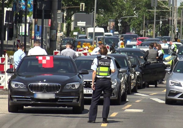 Wie auf diesem Foto in Köln (23. Juni), sorgte jetzt auch ein großer Hochzeitskorso in Bielefeld für Blockaden in der Stadt und auf der A2. - © Symbolbild dpa