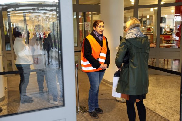 Geschlossen für Besucher: Um das Corona-Infektionsrisiko für Patienten und Mitarbeiter zu minimieren, haben Angehörige ab Montag keinen Zutritt mehr zum Klinikum Lippe. An den Eingängen gibt es Einlasskontrollen.  - © Bernhard Preuss