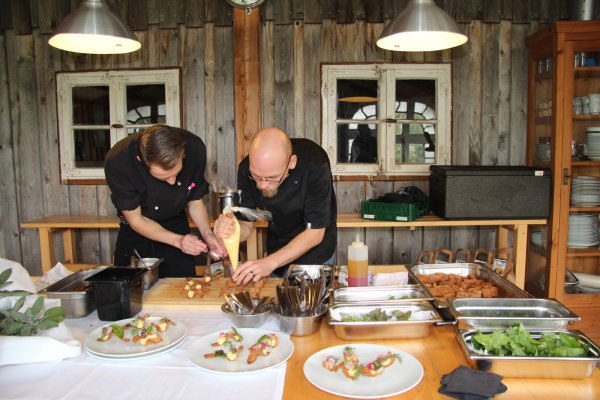 Fleißig: Dominic Wagner (links) und Hans-Georg Ogrissek vom Lippischen Hof in Bad Salzuflen dekorieren Kartoffelbrot-Boote mit geräuchertem Laura-Püree. - © Julia Kube
