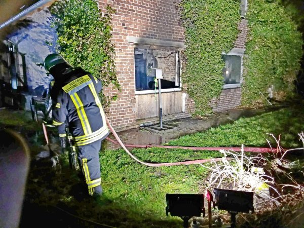 Auf dem Hof Jakobskrüger in Lipperreihe hat es gebrannt. Das Feuer verwüstet ein Zimmer, die übrige Wohnung ist durch den Rauch beschädigt. - © Feuerwehr Oerlinghausen