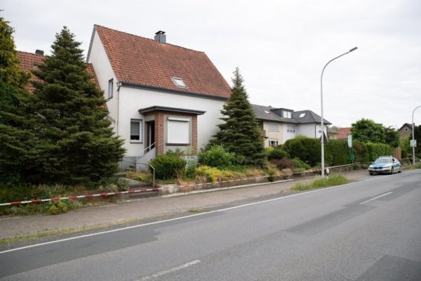 In diesem Haus soll ein 55-Jähriger erst seine Eltern und dann sich selbst umgebracht haben. - © Friso Gentsch/dpa