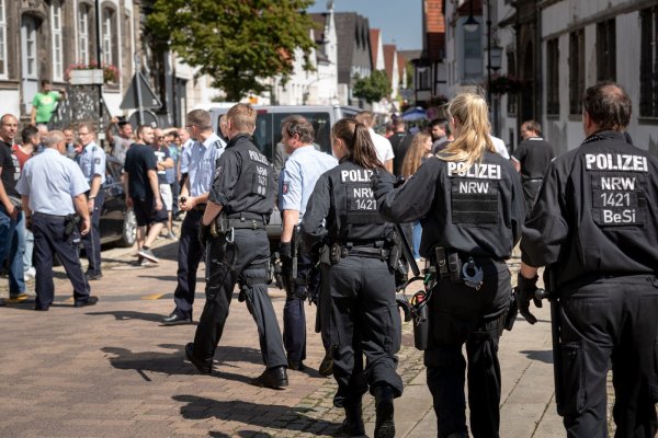Voller Einsatz: Beamte der Bereitschaftspolizei schützen nach der Kundgebung den Bulli der Partei „die Rechte" in Horn. - © Torben Gocke