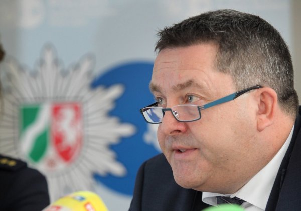 Skeptischer Blick in Richtung Landesregierung: Dr. Axel Lehmann fragt sich, wie der verstärkte Kampf gegen Kindermissbrauch geführt werden soll, ohne dass andere Polizeiaufgaben darunter leiden. - © Bernhard Preuß