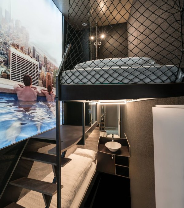 So sieht ein Boxhotel-Zimmer von innen aus. Oben links die Dusche. - © mehle-hundertmark.de/Michaela Hundertmark, Michael Mehle