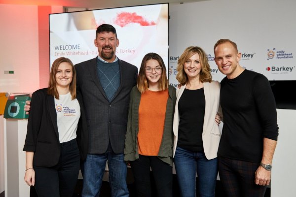 Amanda Hunt von der Emily Whitehead Foundation, Tom, Emily und Kari Whitehead waren beim Leopoldshöher Medizingerätehersteller Barkey zu Gast, deren Geschäftsführer Christian Barkey (von links) ist. - © Barkey