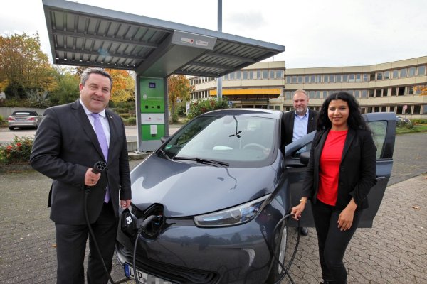 Strom aus Photovoltaik: Die Stromtankstelle steht vor dem Straßenverkehrsamt. Auf dem Dach des Carports sind die Solarmodule montiert. - © Bernhard Preuss