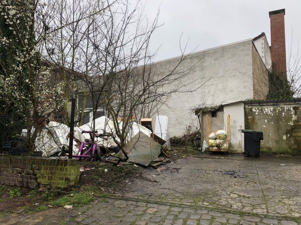 Ein Müllhaufen in der Straße „Hinter dem Heiligen Geist" erregt den Unmut von Bürgern und Nachbarn – bis spätestens Ende des Monats soll er laut Stadt verschwunden sein. - © Till Brand