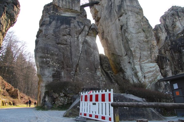 Ruhe herrscht in diesen Zeiten auch an den Externsteinen. - © Silke Buhrmester